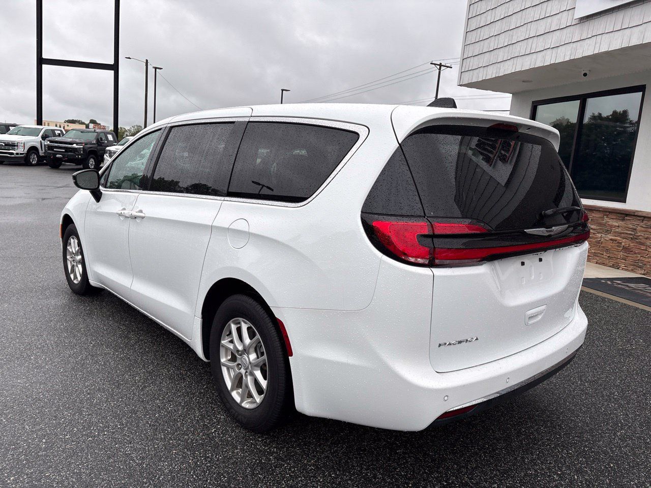 Used 2025 Chrysler Pacifica Select FWD image 7