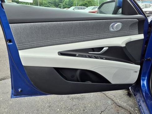 New 2025 Hyundai Elantra Limited image 16