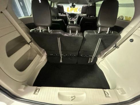 Used 2024 Chrysler Pacifica Touring-L FWD image 5
