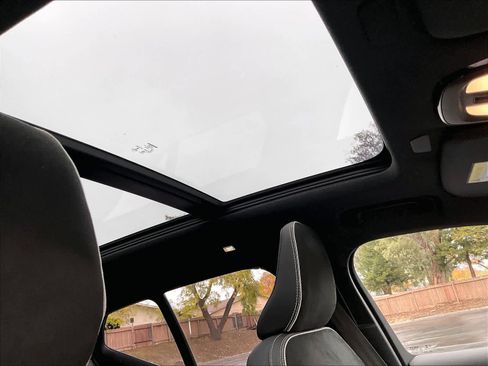 Used 2023 Volvo XC40 Recharge Ultimate image 25