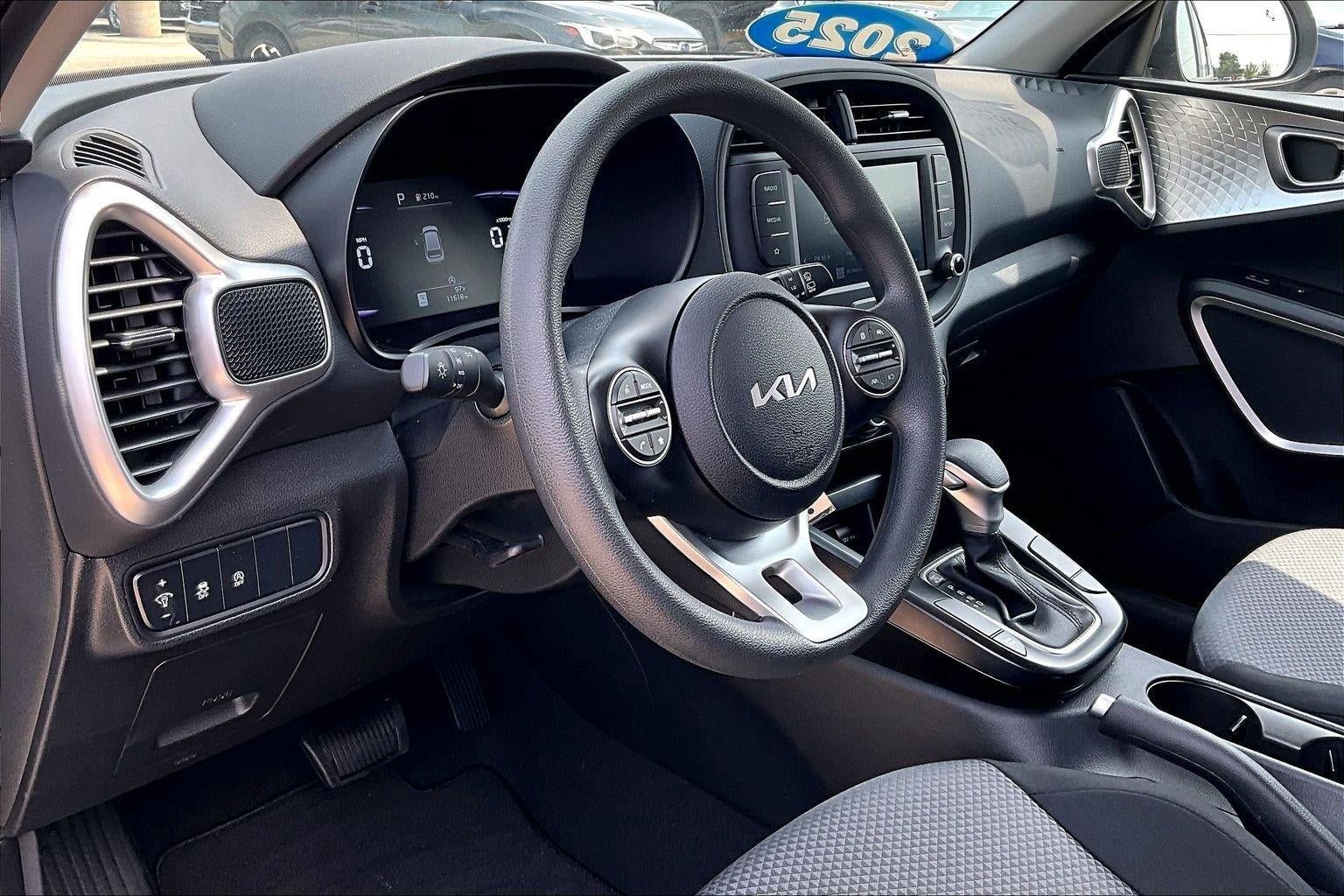 Used 2025 Kia Soul LX w/ LX Technology Package FWD image 16