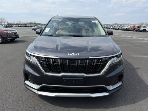 Used 2024 Kia Carnival LX FWD image 2