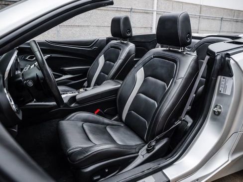 Used 2016 Chevrolet Camaro LT RWD image 5
