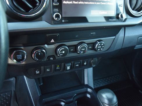 Used 2020 Toyota Tacoma TRD Off-Road w/ Technology Package AWD/4WD image 16