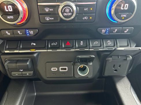 Used 2022 GMC Sierra 1500 SLT AWD/4WD image 17