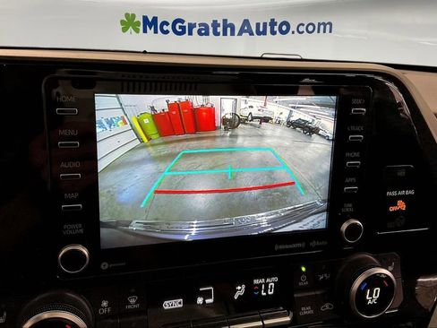 Used 2021 Toyota Highlander XLE image 23