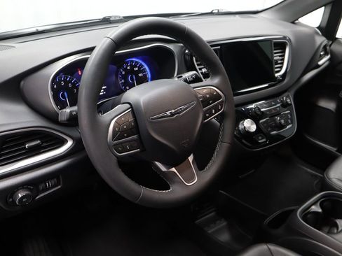 Used 2025 Chrysler Pacifica Select image 26