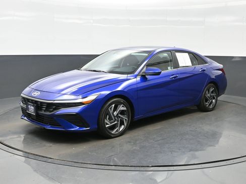 Certified 2025 Hyundai Elantra SEL image 2
