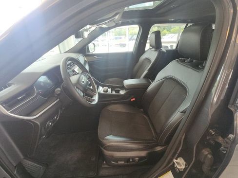 Used 2025 Jeep Grand Cherokee Altitude AWD/4WD image 21