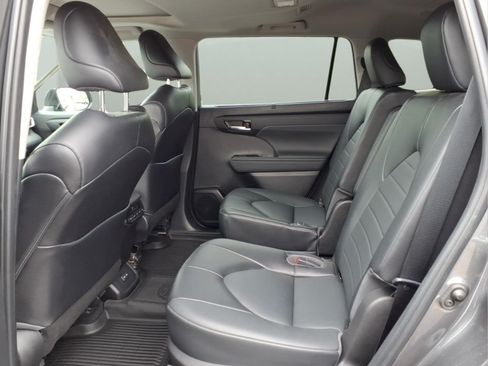 Used 2022 Toyota Highlander XLE AWD/4WD image 25