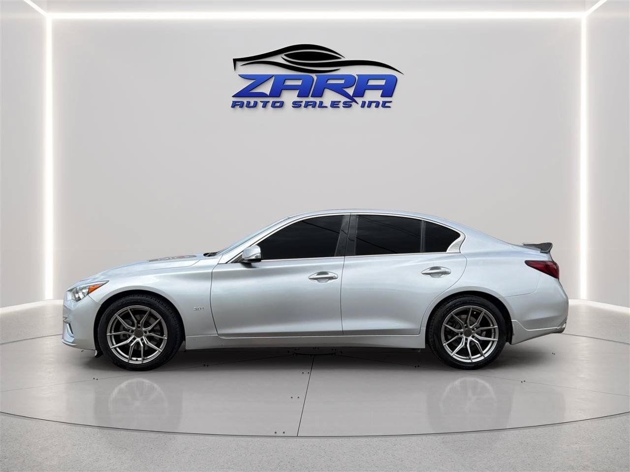 Used 2018 INFINITI Q50 Luxe w/ Essential Package (3.0T Luxe) AWD/4WD image 4