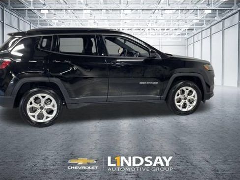Used 2025 Jeep Compass Latitude AWD/4WD image 2