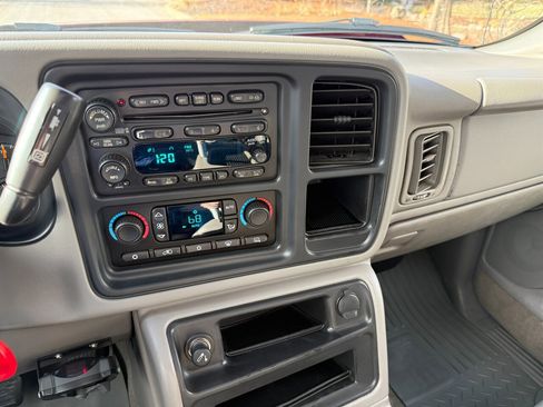 Used 2005 Chevrolet Silverado 2500 LT w/ Heavy-Duty Power Package image 16