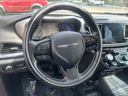 Used 2018 Chrysler Pacifica Limited w/ Advanced Safetytec Group FWD image 24