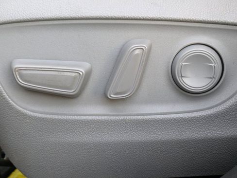 Used 2020 Toyota Highlander XLE image 22