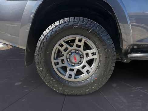 Used 2018 Toyota 4Runner SR5 AWD/4WD image 29