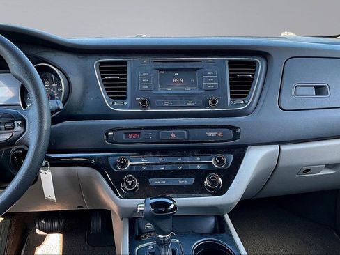 Used 2017 Kia Sedona LX FWD image 9