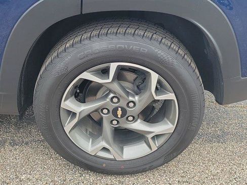 Used 2024 Chevrolet Trax LT w/ Sunroof Package FWD image 7