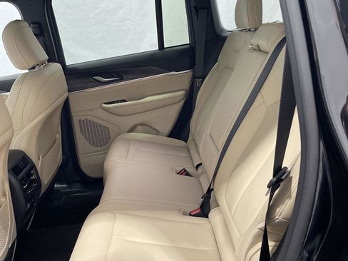 Used 2023 Jeep Grand Cherokee Limited w/ Black Appearance Package image 16