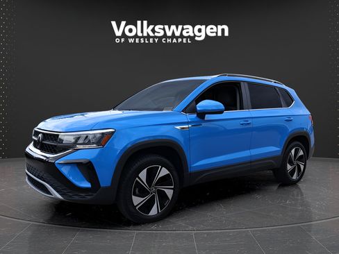 Certified 2023 Volkswagen Taos SE w/ Panoramic Sunroof Package AWD/4WD image 4