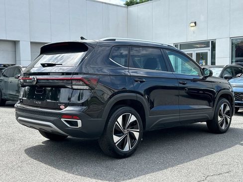 Used 2025 Volkswagen Taos SE AWD/4WD image 2