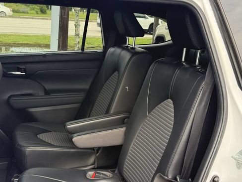 Used 2022 Toyota Highlander XSE FWD image 31