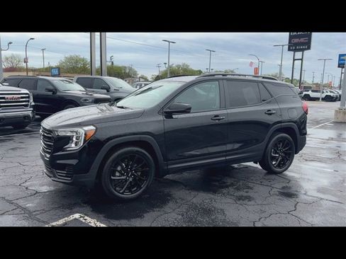 Used 2024 GMC Terrain SLE w/ Driver Convenience Package FWD image 4