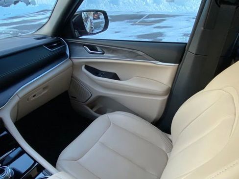 Used 2023 Jeep Grand Cherokee Limited image 24