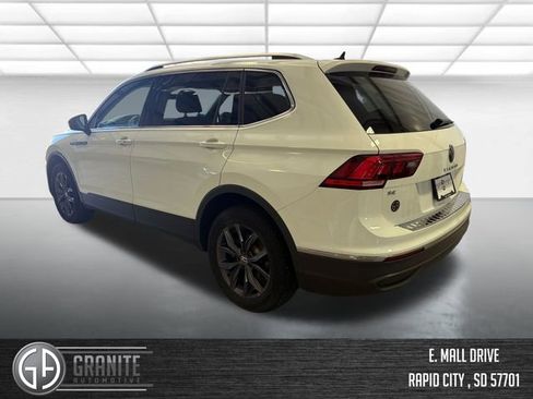 Used 2024 Volkswagen Tiguan SE w/ Panoramic Sunroof Package image 3