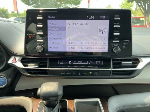 Used 2023 Toyota Sienna LE AWD/4WD image 18