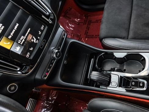 Used 2021 Volvo XC40 T4 R-Design image 24