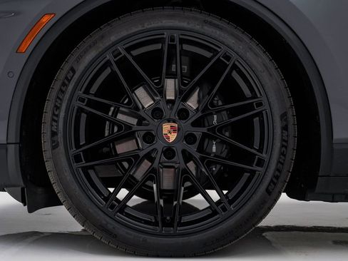 New 2026 Porsche Macan 4 Electric image 13