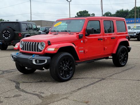 Used 2024 Jeep Wrangler Unlimited Sahara w/ Technology Group AWD/4WD image 2