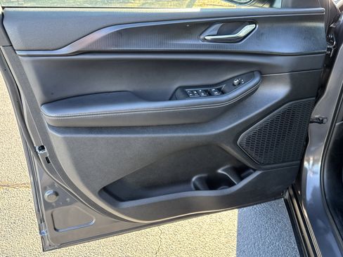 Used 2025 Jeep Grand Cherokee Laredo X w/ Luxury Tech Group I image 11