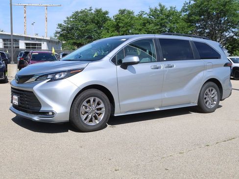 Used 2024 Toyota Sienna XLE image 4