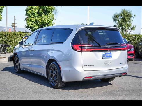Used 2022 Chrysler Pacifica Limited w/ Uconnect Theater Family Group FWD image 9