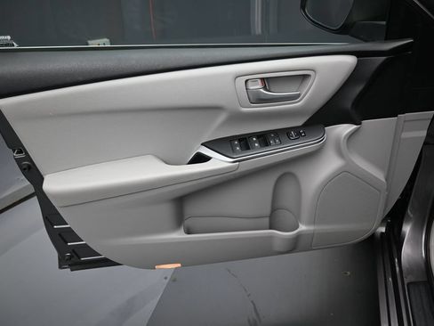 Used 2016 Toyota Camry LE FWD image 11