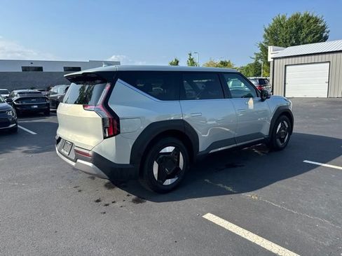 Certified 2024 Kia EV9 Light Long Range RWD image 5