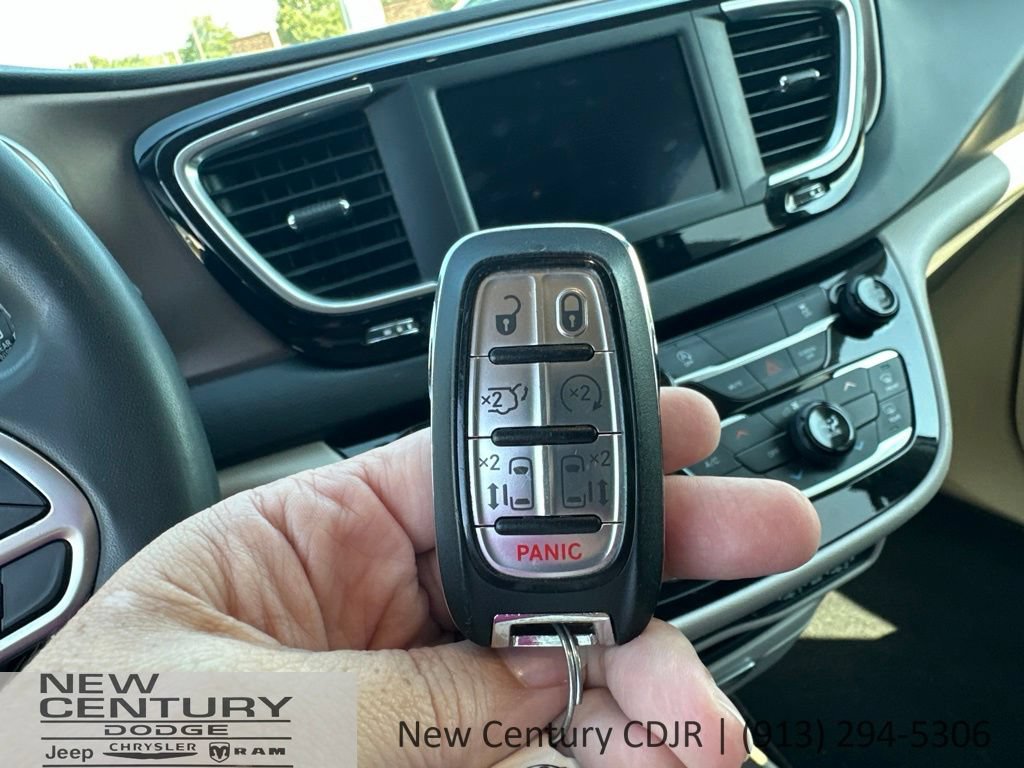 Used 2022 Chrysler Voyager LX FWD image 18