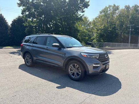 Used 2021 Ford Explorer XLT w/ Equipment Group 202A RWD image 2