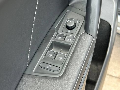 Used 2023 Volkswagen Tiguan SE w/ Panoramic Sunroof Package FWD image 21