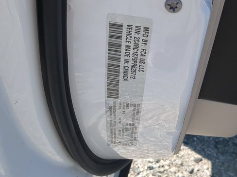 Used 2023 Chrysler Pacifica Limited FWD image 36