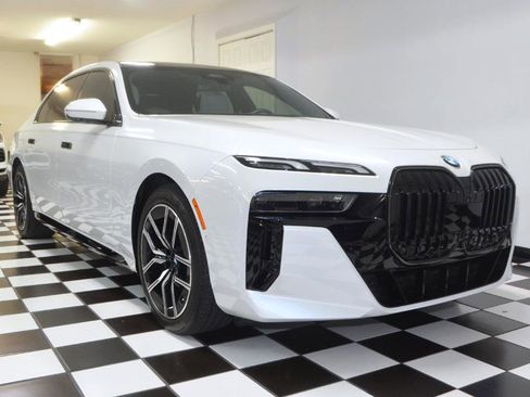 Used 2024 BMW 760i xDrive w/ Premium Package 2 AWD/4WD image 3