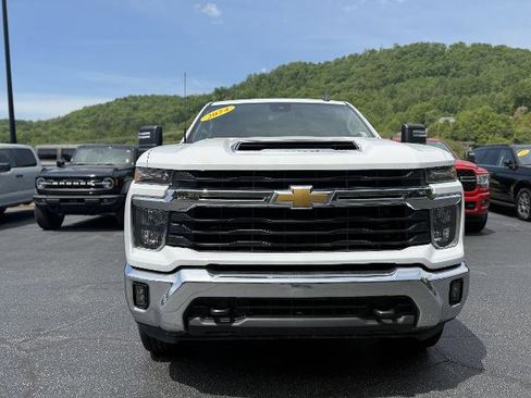 Used 2024 Chevrolet Silverado 2500 LT AWD/4WD image 3