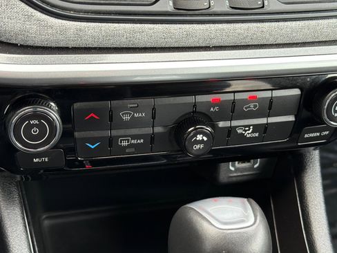 Used 2024 Jeep Compass Latitude AWD/4WD image 19