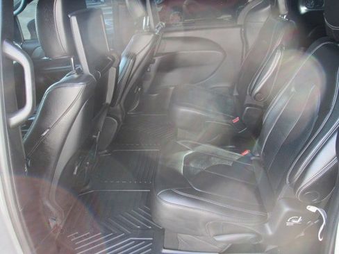 Used 2021 Chrysler Pacifica Touring-L w/ Uconnect Theater Family Group image 11