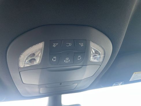 Used 2025 Chrysler Pacifica Select image 23