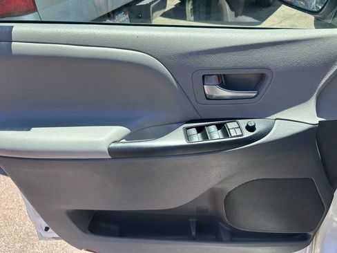 Used 2019 Toyota Sienna LE w/ Carpet Mat Package FWD image 7