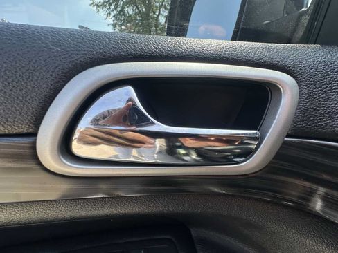 Used 2019 Jeep Grand Cherokee Laredo RWD image 25