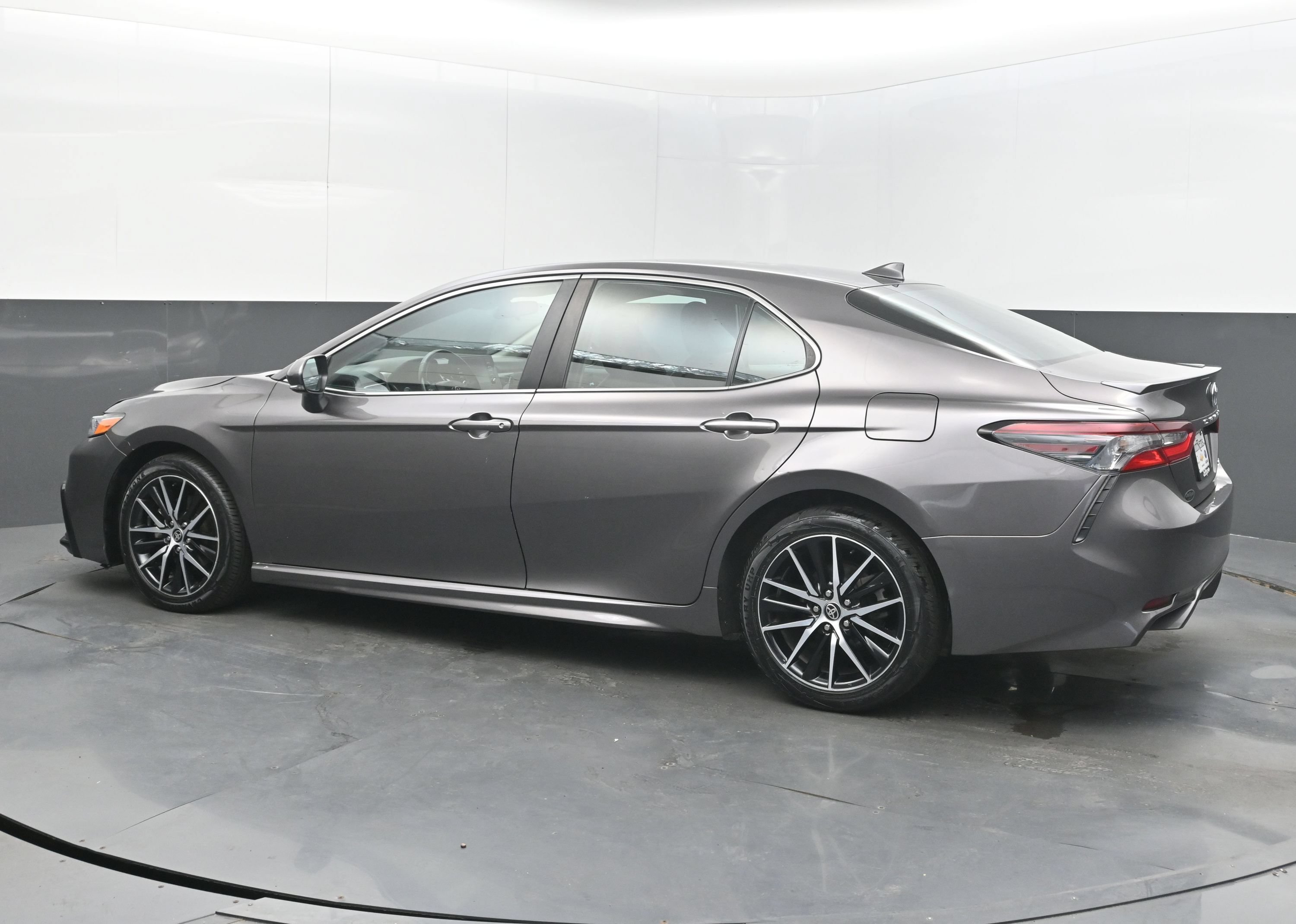 Used 2023 Toyota Camry SE FWD image 7